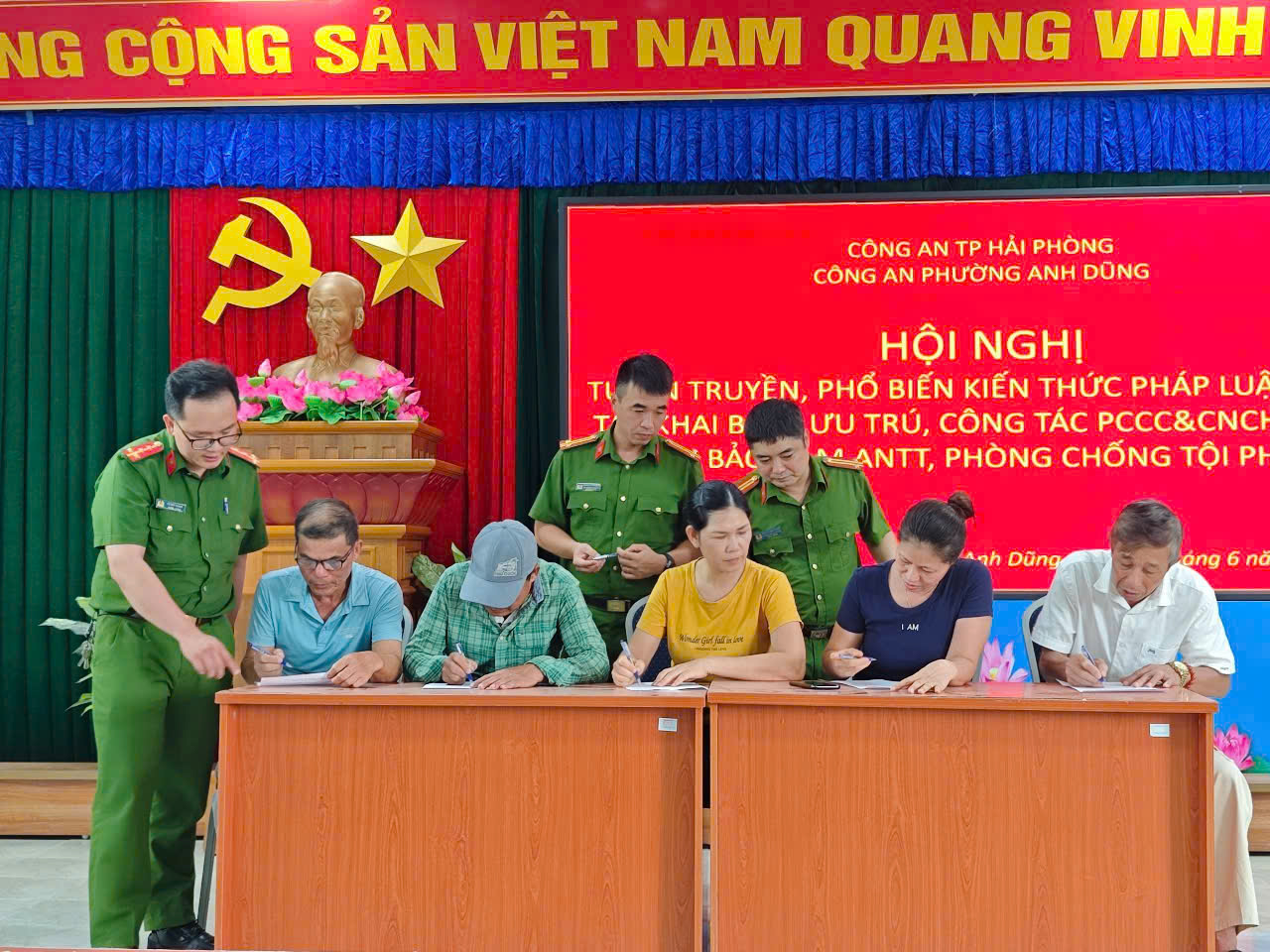 Công an phường Anh Dũng, quận Dương Kinh: Nâng cao ý thức pháp luật cho các cơ sở lưu trú trên địa bàn